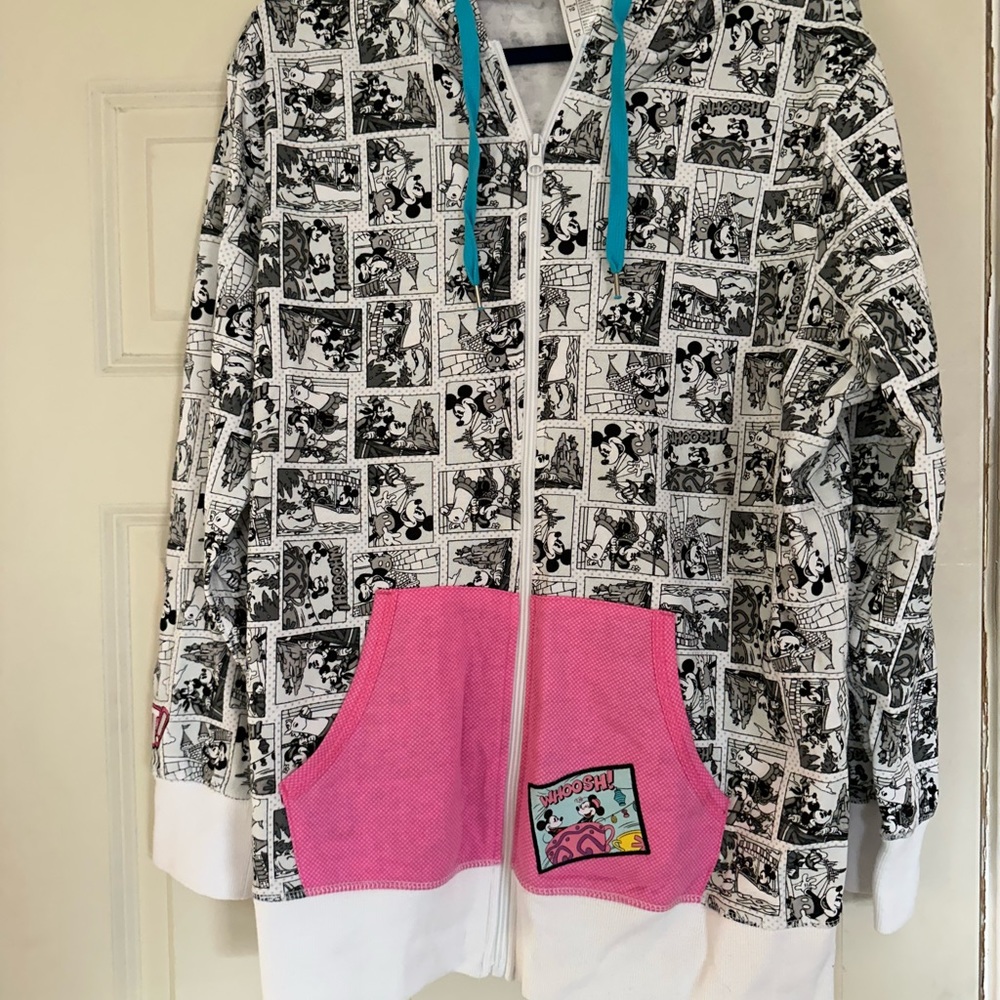 Disney Parks size 1X women’s used sweatshirt. Very good condition.